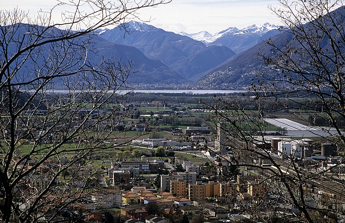 Tal des Tessin (Ticino) westlich von Bellinzona Magadinoebene