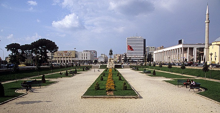 Tirana Skanderbeg-Platz Et’hem-Bey-Moschee Historisches Nationalmuseum Kulturpalast Skanderbeg-Denkmal Tirana International Hotel