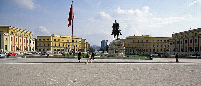 Tirana Skanderbeg-Platz: Skanderbeg-Denkmal Boulevard Dëshmorët e Kombit