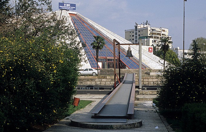 Tirana Pyramide von Hoxha