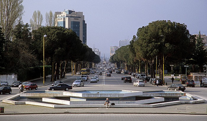 Mutter-Teresa-Platz, Boulevard Dëshmorët e Kombit Tirana