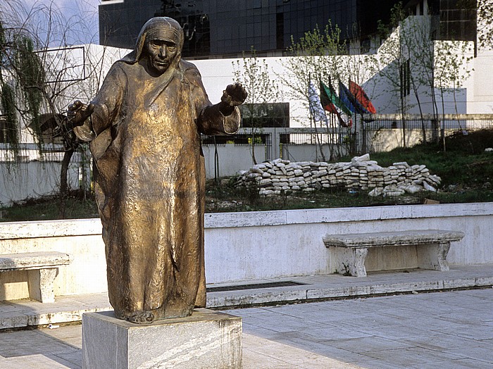 Tirana Statue von Mutter Teresa Hotel Sheraton