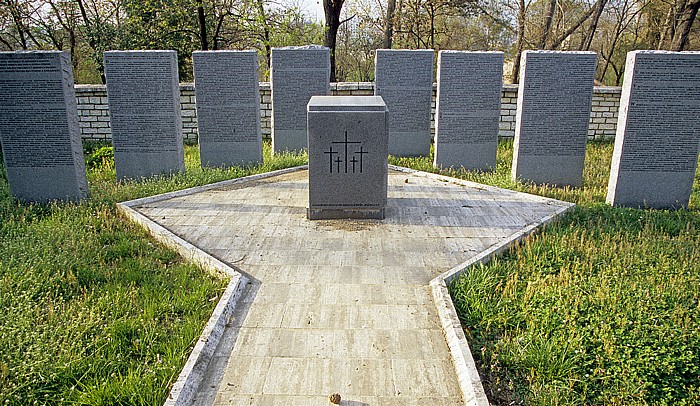 Tirana Großer Park (Parku i Madh): Granitstelen des Deutschen Soldatenfriedhofes