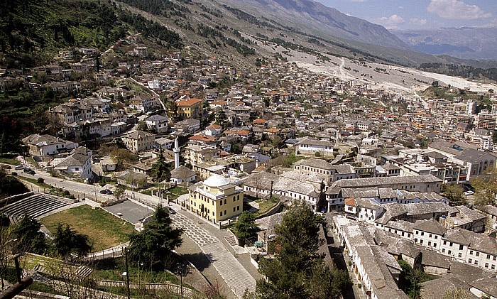 Blick von der Burg: Altstadt Gjirokastra