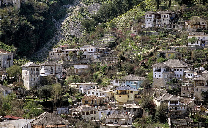 Blick von der Burg: Altstadt an den Hängen des Mali i Gjerë Gjirokastra