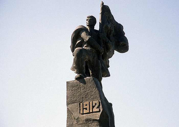 Unabhängigkeitsdenkmal: Figur des Bannerträgers mit der Flagge Vlora