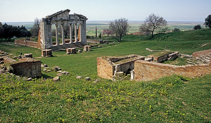 Tempelruine (Monument des Agonothetes) und Odeon Apollonia