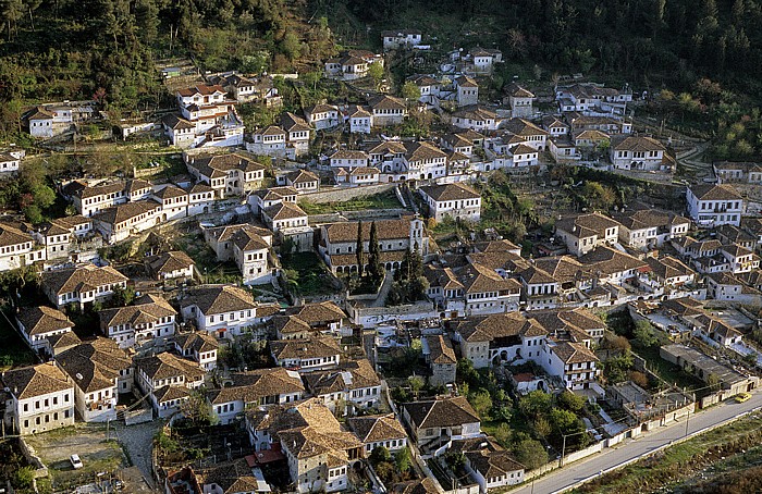 Berat Blick von der Burg (Kalaja): Gorica St. Spyridon-Kloster