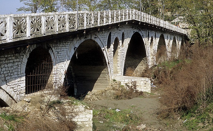 Berat Steinbrücke über den Osum