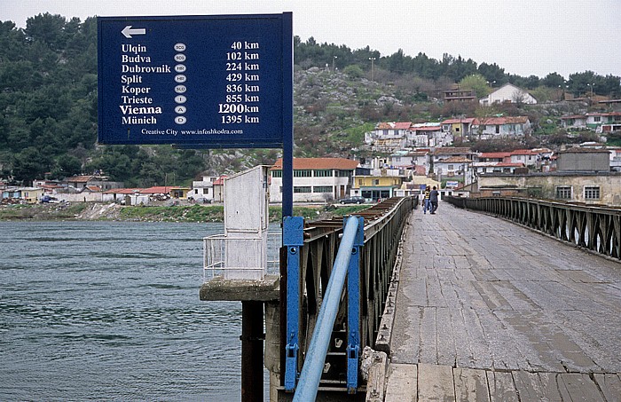 Shkodra Holzbrücke über die Buna