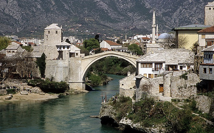 Mostar Blick von der Lučki most: Alte Brücke (Stari most) über der Neretva