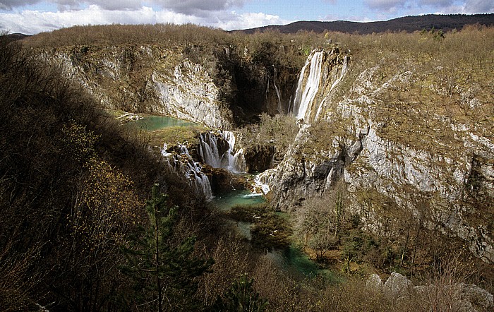 Nationalpark Plitvicer Seen Sastavci (Zusammenfluss): V.l. Novakovica brod, Veliki slap (großer Wasserfall), Fluss Korana