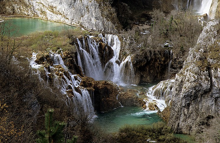Sastavci (Zusammenfluss): V.l. Novakovica brod, Fluss Korana Nationalpark Plitvicer Seen