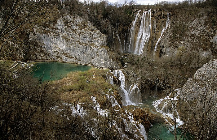 Sastavci (Zusammenfluss): V.l. Novakovica brod, Veliki slap (großer Wasserfall), Fluss Korana Nationalpark Plitvicer Seen