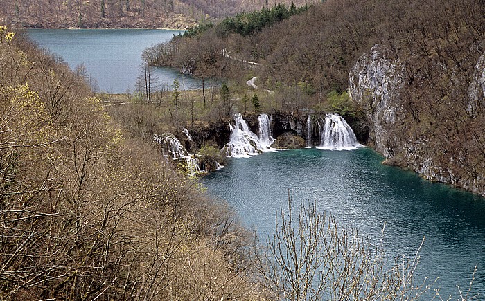 Wasserfälle zwischen Kozjak und Milanovac (vorne) Nationalpark Plitvicer Seen