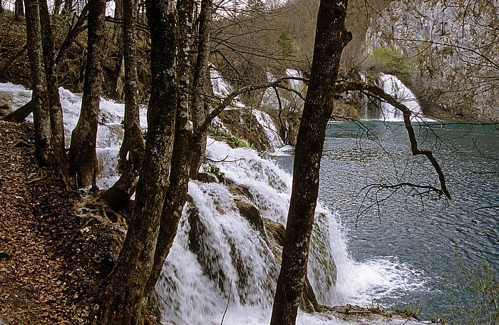 Nationalpark Plitvicer Seen Wasserfälle zwischen Milanovac (rechts) und Kozjak