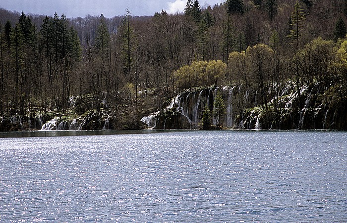 Wasserfälle zwischen Kozjak (vorne) und Buk Nationalpark Plitvicer Seen