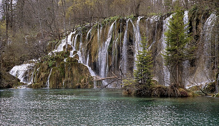 Wasserfälle zwischen Kozjak (vorne) und Buk Nationalpark Plitvicer Seen
