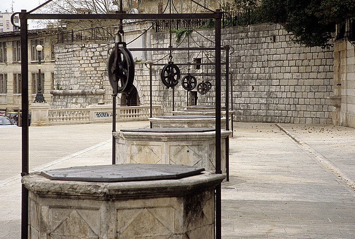 Zadar Platz der fünf Brunnen (Trg pet bunara) Stadtmauer