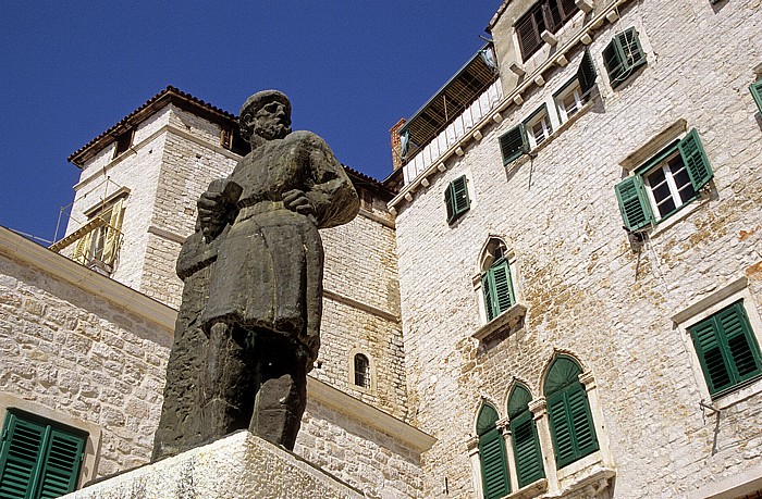 Šibenik Altstadt: Platz der Republik (Trg Republike): Dalmatinac-Denkmal
