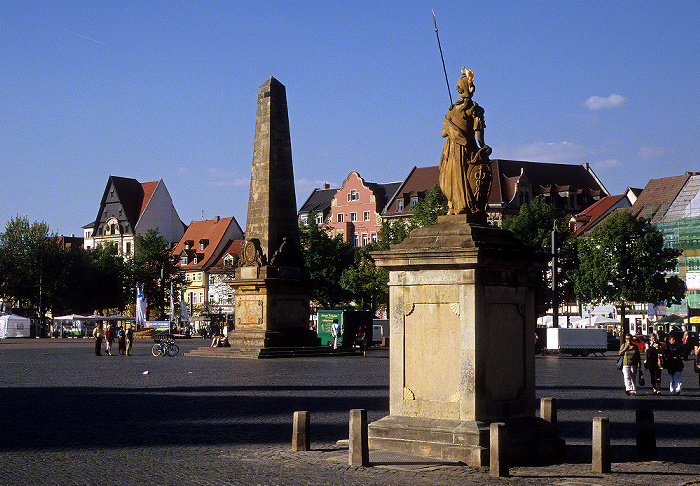 Erfurt Domplatz mit Erthal-Obelisk und Minervabrunnen