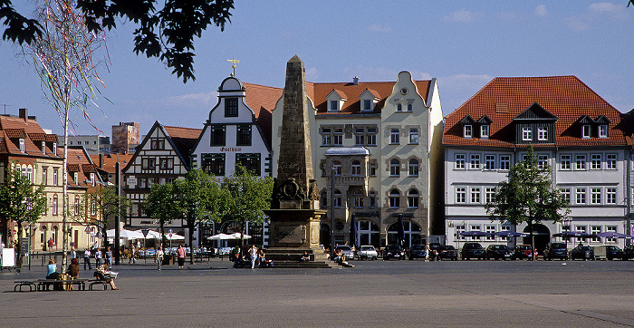 Erfurt Domplatz mit Erthal-Obelisk Haus zur Hohen Lilie