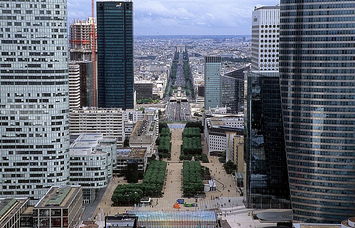 Paris Blick von Grande Arche (La Grande Arche de la Fraternité): La Défense Arc de Triomphe Avenue Charles de Gaulles La Fontaine de l'Esplanade Neuilly-sur-Seine Opus 12 Pont de Neuilly Tour AGF - Athéna Tour Ariane Tour Coeur Défense Tour EDF Tour Gan Tour Initiale Tour Opus 12