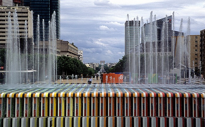 Paris La Défense: La Fontaine de l'Esplanade Arc de Triomphe Avenue Charles de Gaulles Neuilly-sur-Seine