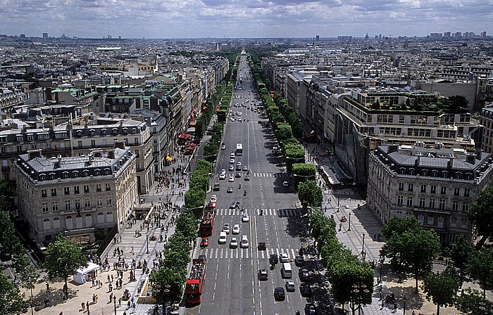 Blick vom Arc de Triomphe: Avenue des Champs-Élysées durch das 8. Arrondissement Paris