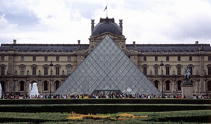 Paris Musée du Louvre: Glaspyramide im Innenhof, Sully-Trakt