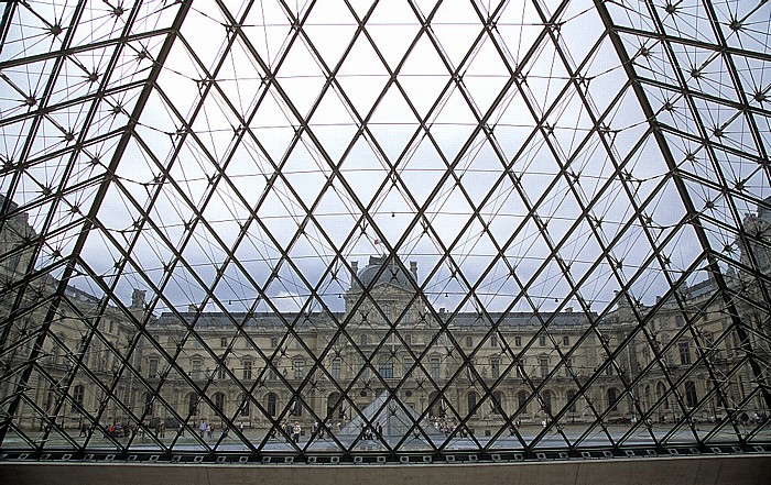 Musée du Louvre: Glaspyramide Paris