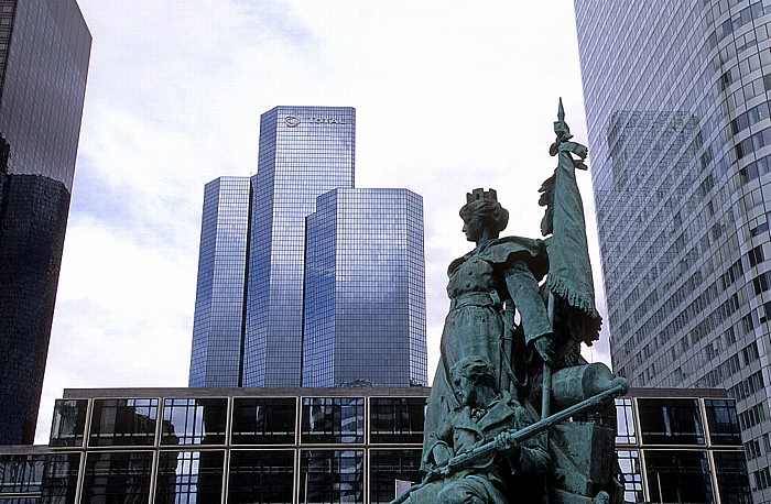 La Défense: Tour Total, Statue La Défense de Paris Tour Coeur Défense