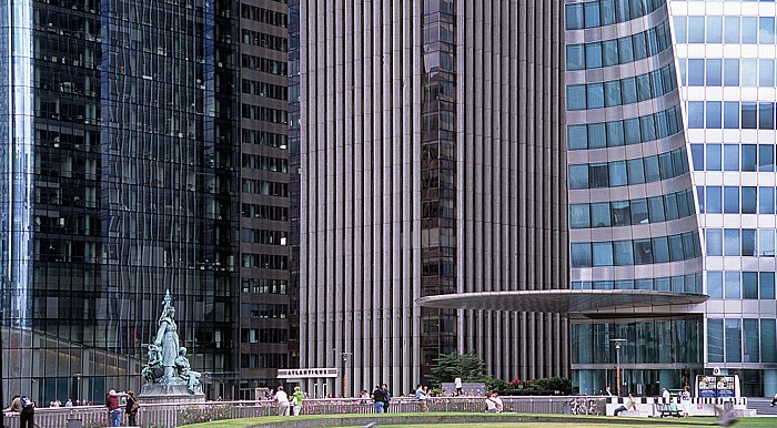 Paris La Défense: V.l. Opus 12, Tour Atlantique, Tour EDF Statue La Défense de Paris