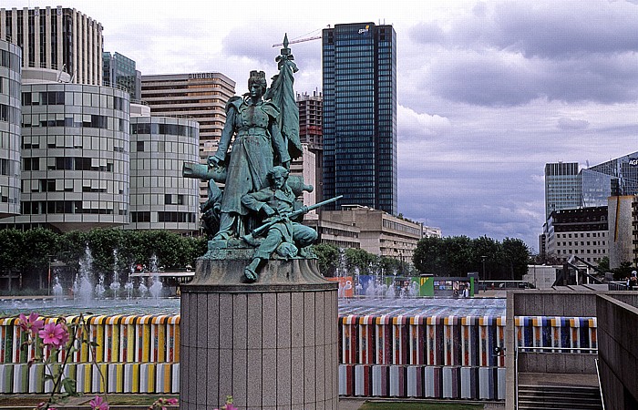 La Défense: Statue La Défense de Paris, dahinter der La Fontaine de l'Esplanade Paris