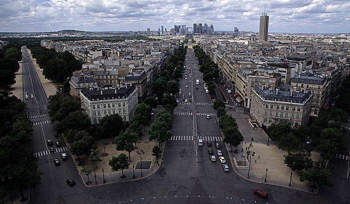 Paris Blick vom Arc de Triomphe: Avenue Foch (links) und Avenue de la Grande Armée Grande Arche La Défense