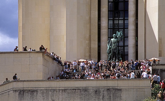 Paris Palais de Chaillot, Bronzestatue Apollo (von Henri Bouchard)