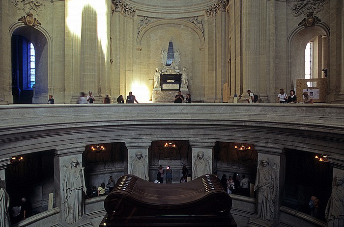 Paris Dôme des Invalides (Invalidendom): Krypta mit dem Sarkophag Napoléons Église du Dôme (tombeau de Napoleon Ier)