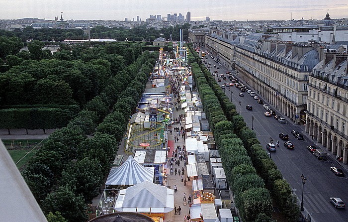 Paris Blick vom Riesenrad: Jardin des Tuileries (mit Vergüngungspark) Grande Arche La Défense Rue de Rivoli