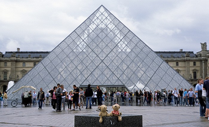 Paris Musée du Louvre: Innenhof: Teddy und Teddine