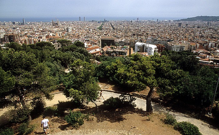 Barcelona Blick vom Parc Güell: Stadtzentrum Montjuic