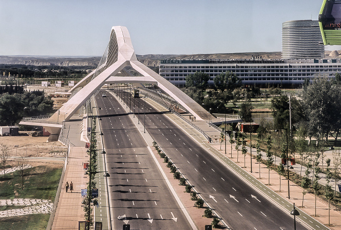 EXPO Zaragoza 2008: Blick aus der Seilbahn: Brücke des Dritten Jahrtausends (Puente del Tercer Milenio) Saragossa