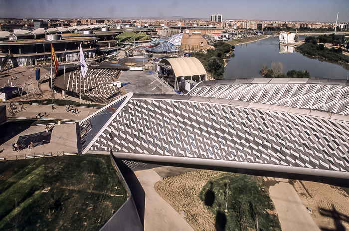 EXPO Zaragoza 2008: Blick aus der Seilbahn: Brücken-Pavillon (Pabellón Puente), Ebro Saragossa