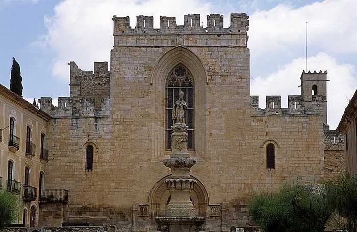 Monestir de Santes Creus (Zisterzienserabtei): Plaça Sant Bernat mit dem Font de Sant Bernat