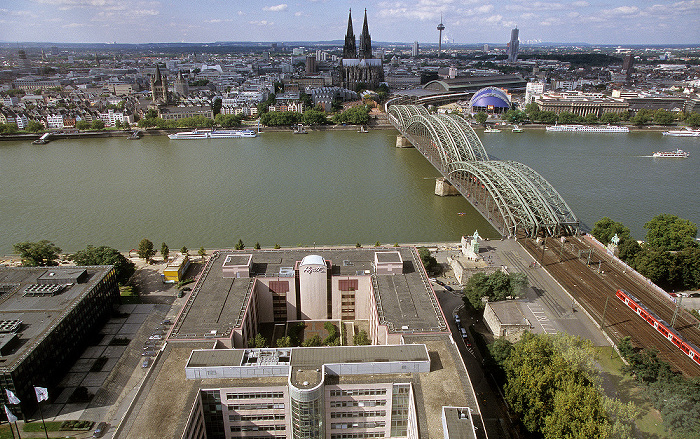 Blick vom KölnTriangle Altstadt Colonius Groß St. Martin Hauptbahnhof Hohenzollernbrücke Hyatt Regency Hotel Kölner Dom Kölner Rathaus KölnTurm MediaPark Museum Ludwig Musical Dome