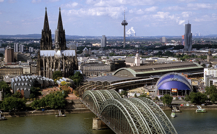 Blick vom KölnTriangle: Kölner Dom, Hauptbahnhof Colonius Hohenzollernbrücke KölnTurm MediaPark Museum Ludwig Musical Dome