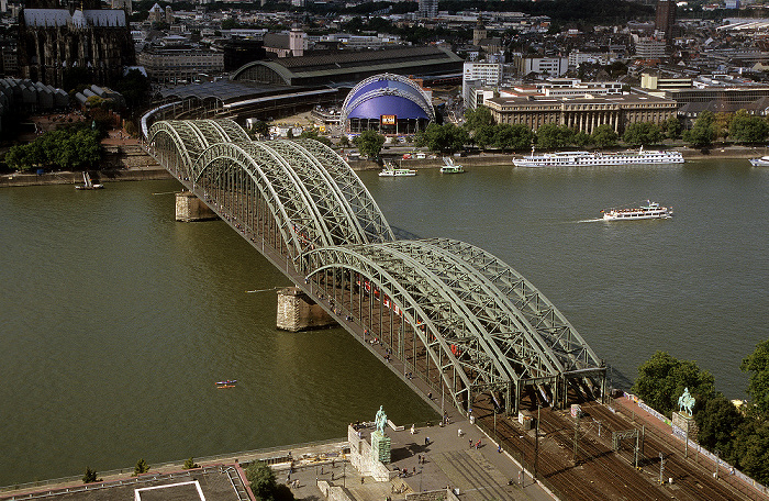 Blick vom KölnTriangle: Rhein, Hohenzollernbrücke Köln