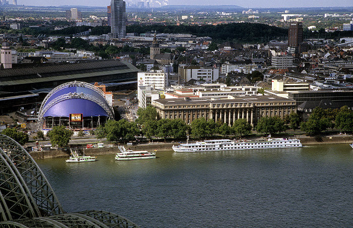 Blick vom KölnTriangle: Rhein Hauptbahnhof Hohenzollernbrücke KölnTurm Musical Dome