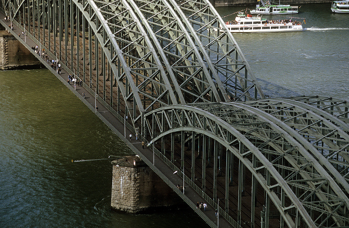 Blick vom KölnTriangle: Hohenzollernbrücke über den Rhein Köln