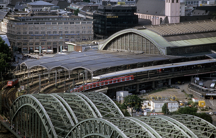 Blick vom KölnTriangle: Hohenzollernbrücke, Hauptbahnhof St. Mariä Himmelfahrt