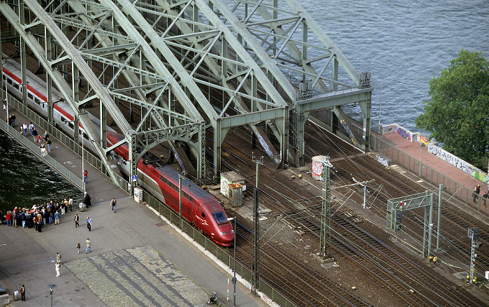 Blick vom KölnTriangle: Hohenzollernbrücke, Rhein